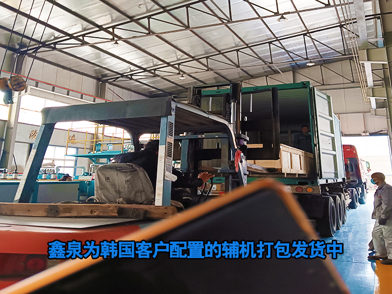 2025年5月17日鑫泉為韓國客戶配制的冷水機、成型輥、膠輥及鋼輥已整裝待發(fā)！